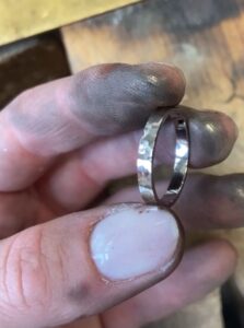 Gehamerde witgouden ring